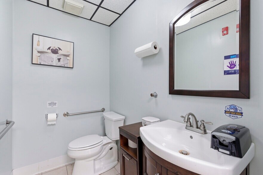 More Photos Of 1331 N Stewart Ave, Springfield Medical For Sale