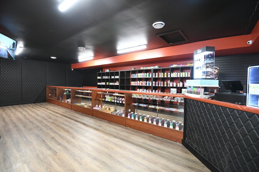 More Photos Of 15826 Stony Plain Rd NW, Edmonton General Retail For Lease