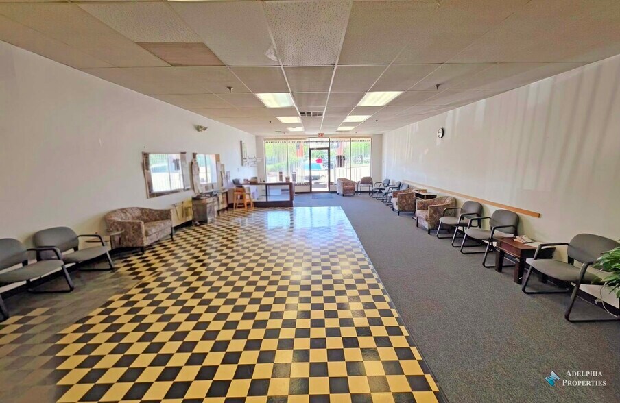 More Photos Of 273 W Elk Trl, Carol Stream General Retail For Lease