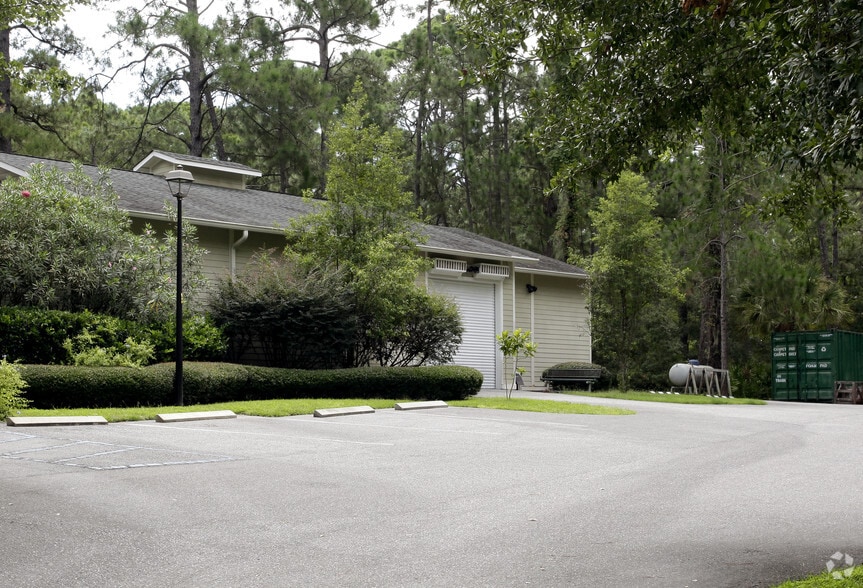 More Photos Of 14 Palmetto Business Park Rd, Hilton Head Island Showroom For Sale