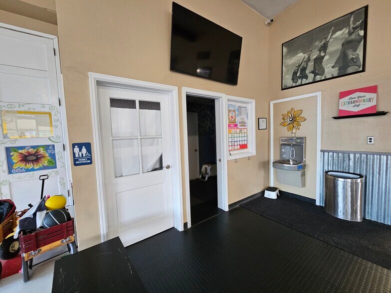 More Photos Of 815 N 1st Ave, Great Falls Auto Dealership For Lease