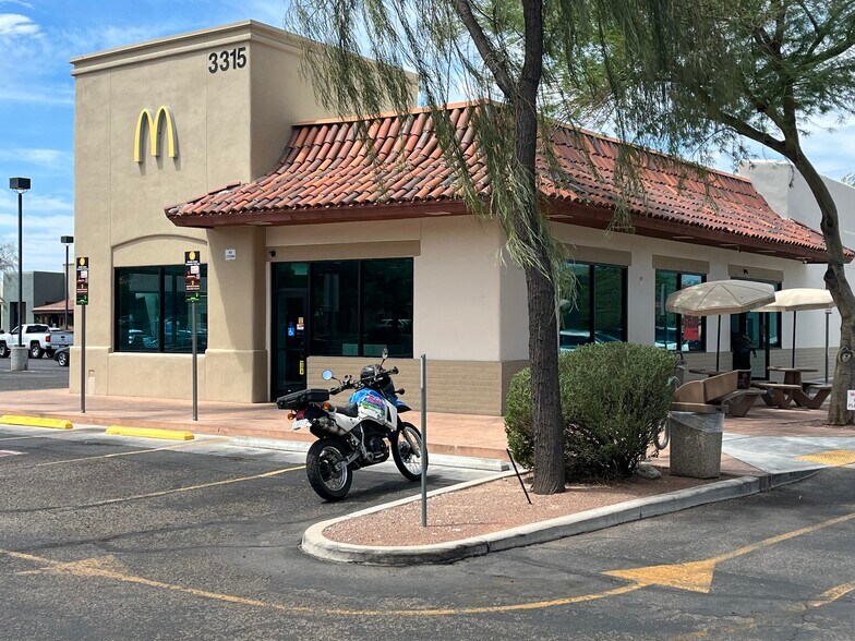 More Photos Of 3275 N Swan Rd, Tucson Storefront For Lease