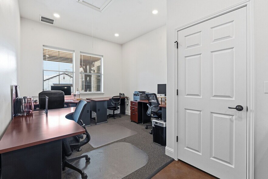 More Photos Of 5901 Old Fredericksburg Rd, Austin Office For Sale