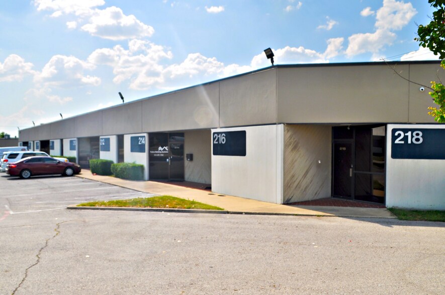 More Photos Of 11857 Judd Ct, Dallas Showroom For Lease