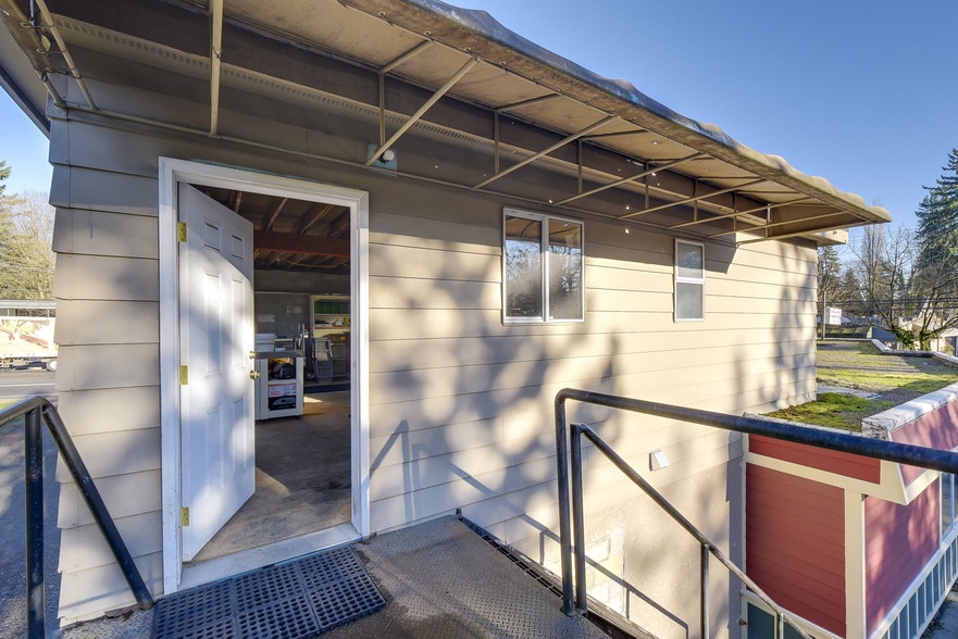 More Photos Of 9103 Glover Rd, Langley Storefront Retail Residential For Lease