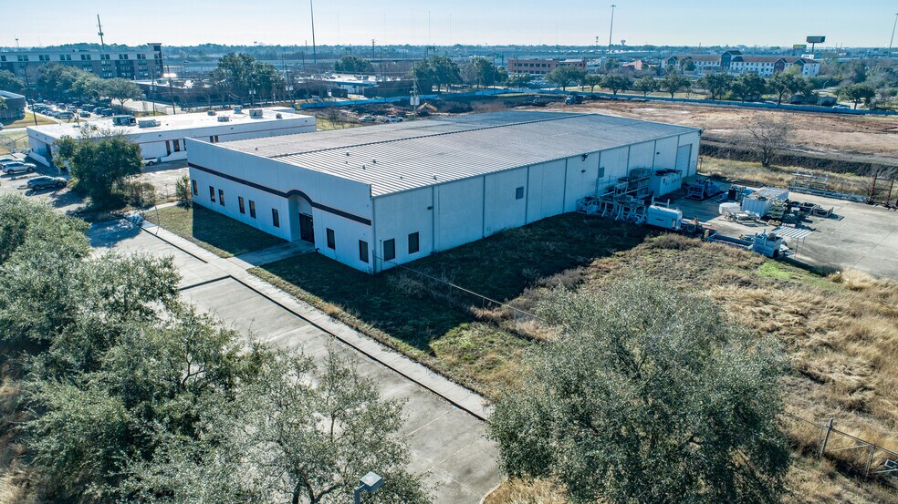 More Photos Of 10511 Fallstone Rd, Houston Warehouse For Lease