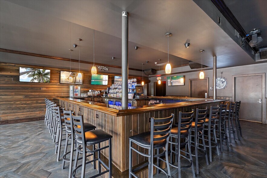 More Photos Of 6523 Gateway Ave, Sarasota Bar For Lease