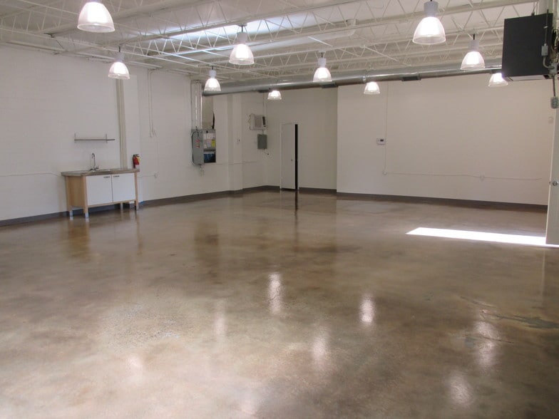 More Photos Of 141 New St, Decatur Manufacturing For Lease