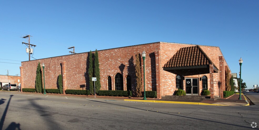 Primary Photo Of 201 N Pacific St, Conroe Freestanding For Lease