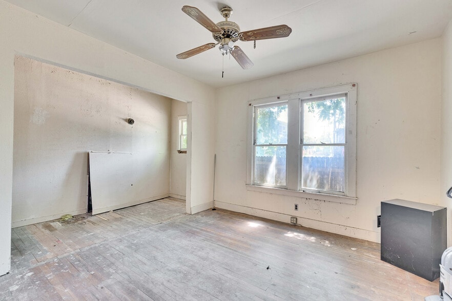 More Photos Of 1006 E Cesar Chavez St, Austin Office For Sale