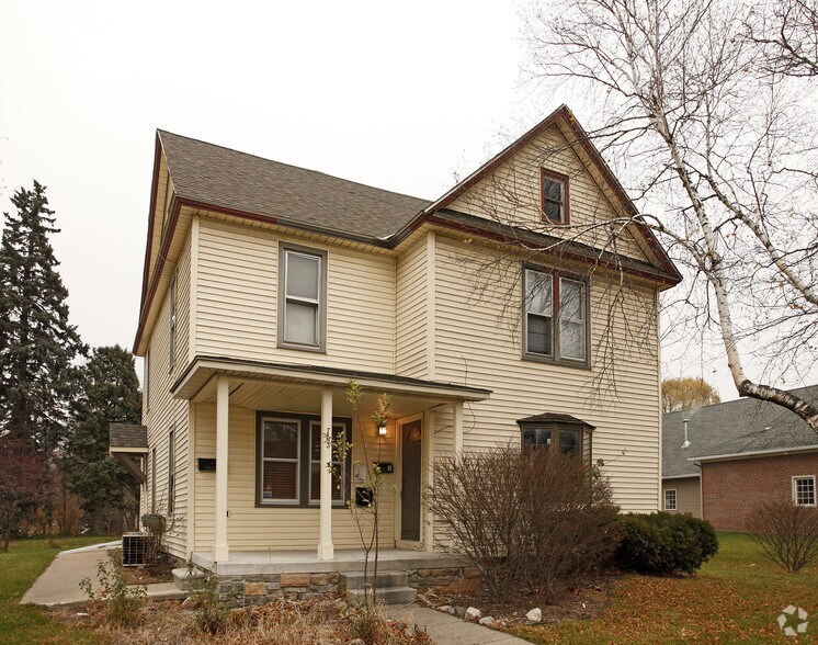 Primary Photo Of 703 E Grand River Ave, Brighton Office Residential For Lease