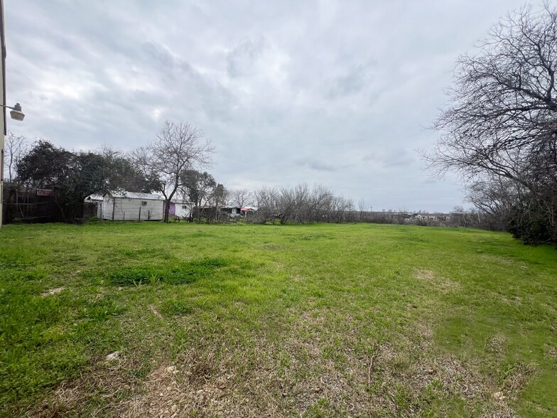 More Photos Of 925 Creekview Dr, San Antonio Manufacturing For Lease