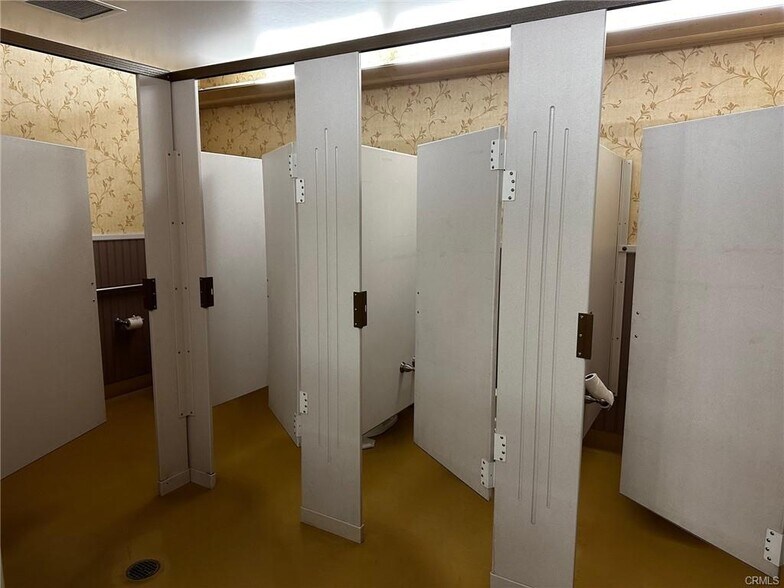 More Photos Of 200 Wall St, Chico Bar For Sale