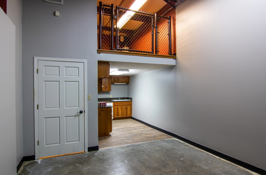 More Photos Of 1968 E Chestnut Expy, Springfield Office For Lease