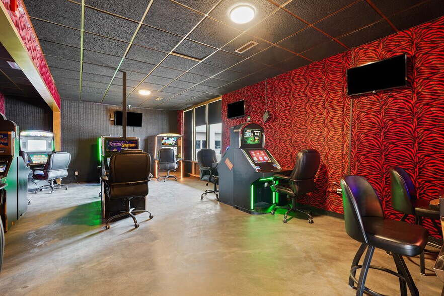 More Photos Of 801 N Fee St, Helena Bar For Sale