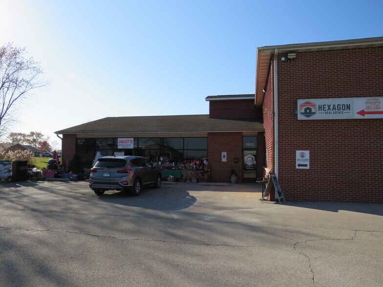 More Photos Of 2585 E Division St, Diamond Storefront Retail Office For Sale