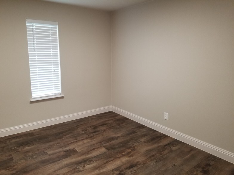 More Photos Of 200 S Main St, Rhome Religious Facility For Lease