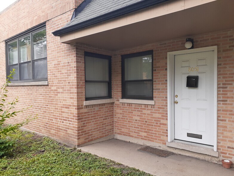 More Photos Of 8049-8051 Ridgeway Ave, Skokie Flex For Lease