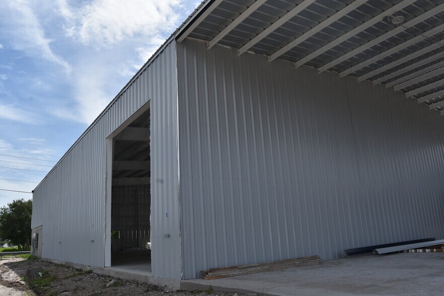 More Photos Of 7125 114th Ave, Largo Warehouse For Lease