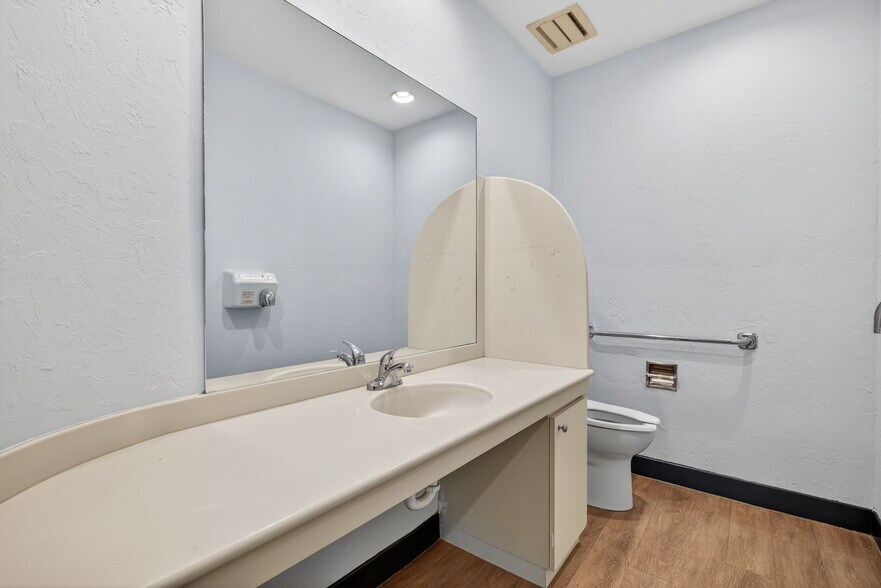 More Photos Of 45 Barkley Cir, Fort Myers Medical For Lease
