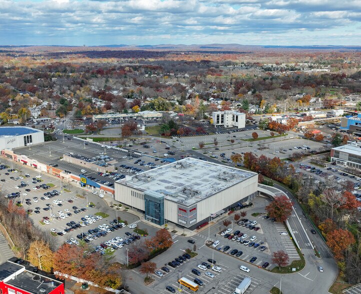 More Photos Of 34 E Ridgewood Ave, Paramus Department Store For Lease