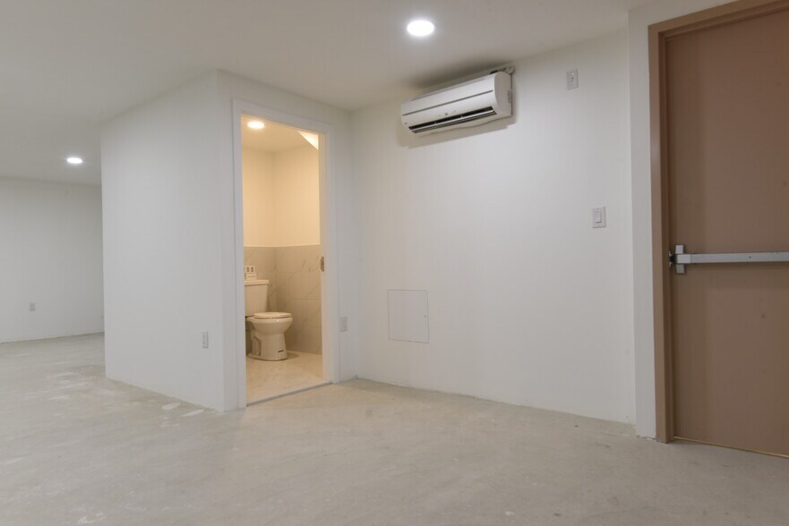 More Photos Of 92 Norman Ave, Brooklyn Storefront Retail Office For Lease