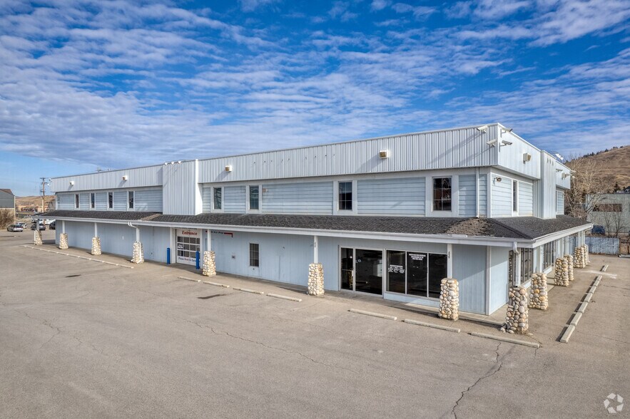 More Photos Of 340 Railway St W, Cochrane Auto Dealership For Lease