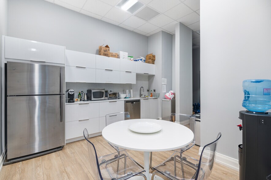 More Photos Of 2955 NE 7th Ave, Miami Storefront Retail Office For Sale