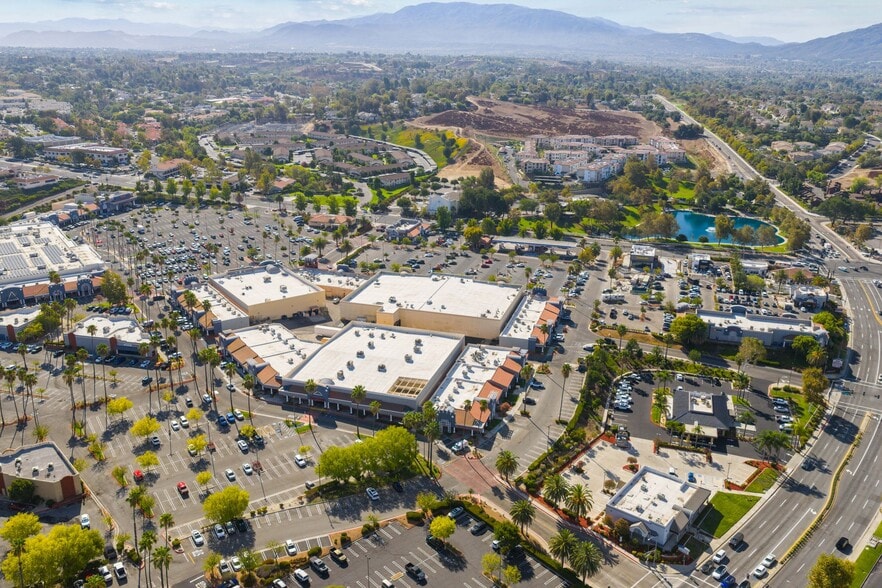 More Photos Of 27520 Ynez Rd, Temecula General Retail For Sale