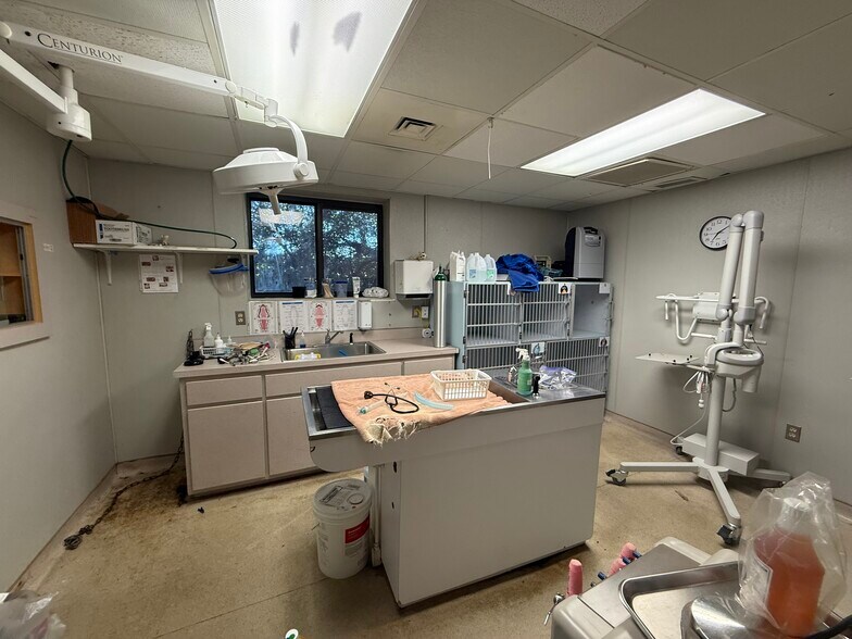 More Photos Of 3309 Bragg Blvd, Fayetteville Veterinarian Kennel For Lease