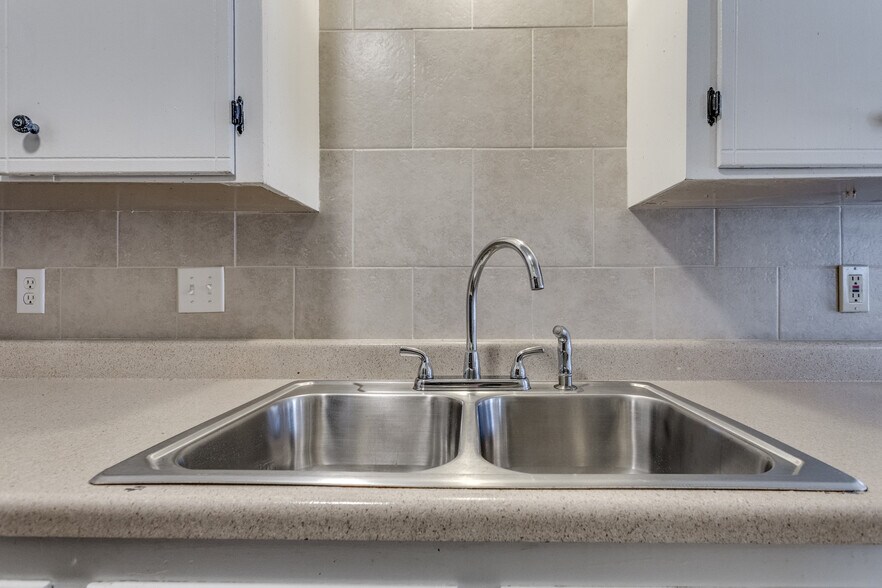 More Photos Of NW 10th St & N Classen Blvd, Oklahoma City Apartments For Sale