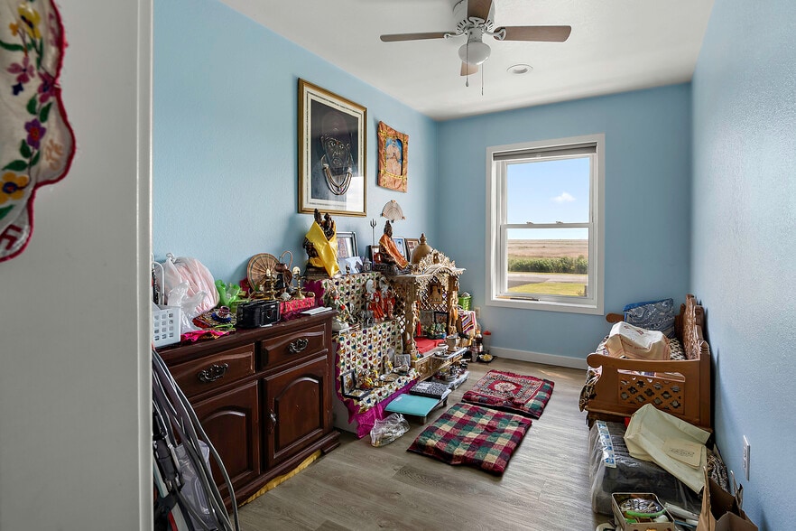 More Photos Of 700 Norris Harbor Dr, Crisfield Hotel For Sale