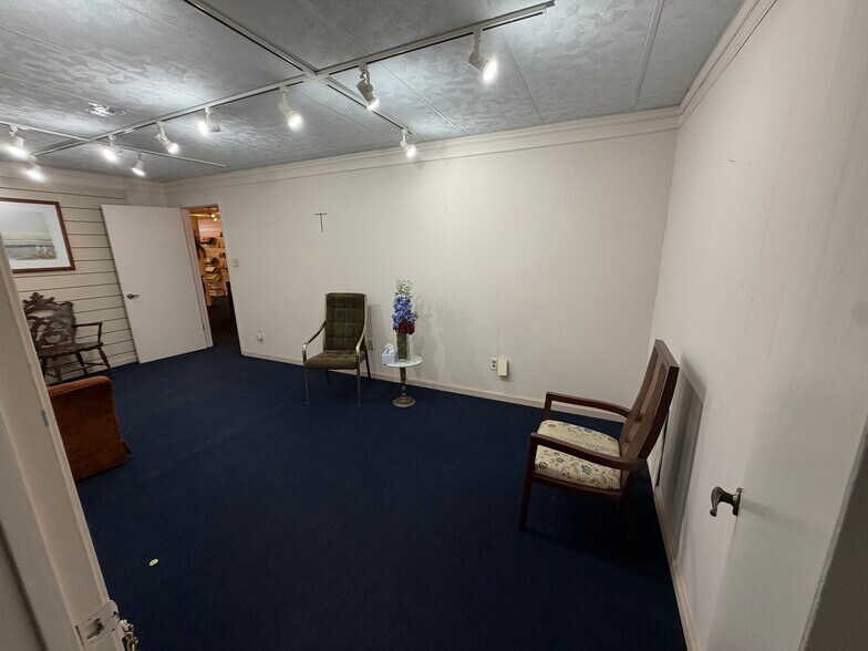 More Photos Of 1951 E 3rd St, Corinth Cemetery Mausoleum For Sale