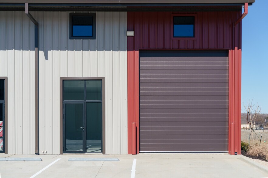 More Photos Of 108 E Pointe Dr, Weatherford Showroom For Lease
