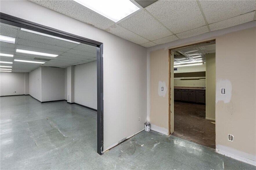 More Photos Of 2327 N Belt Hwy, Saint Joseph General Retail For Lease