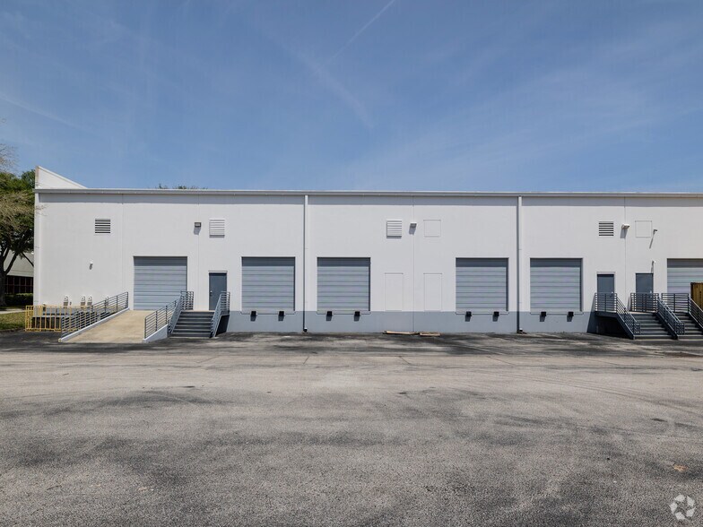 More Photos Of 11840 Beach Blvd, Jacksonville Showroom For Lease