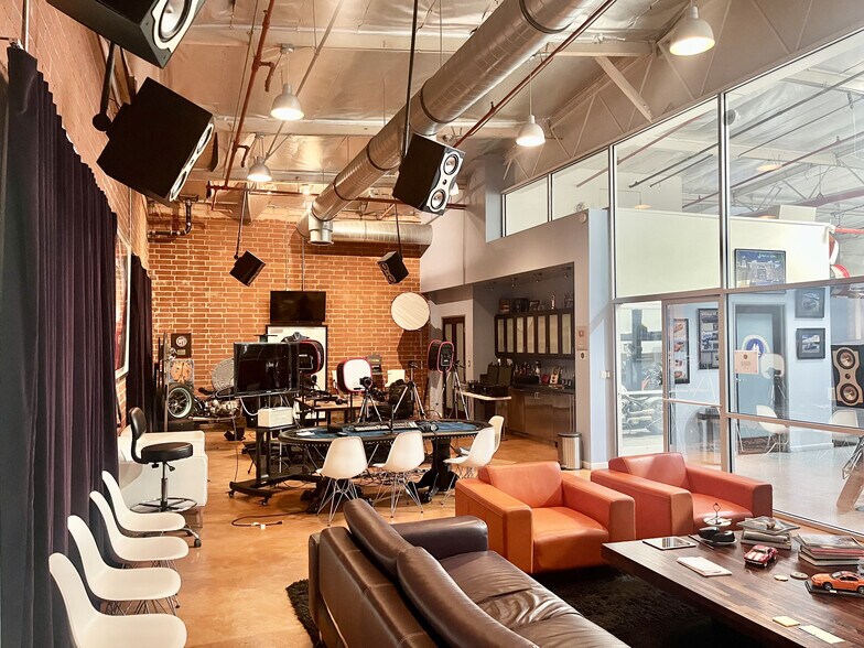 Primary Photo Of 7608-7684 N Clybourn Ave, Sun Valley Light Manufacturing For Sale