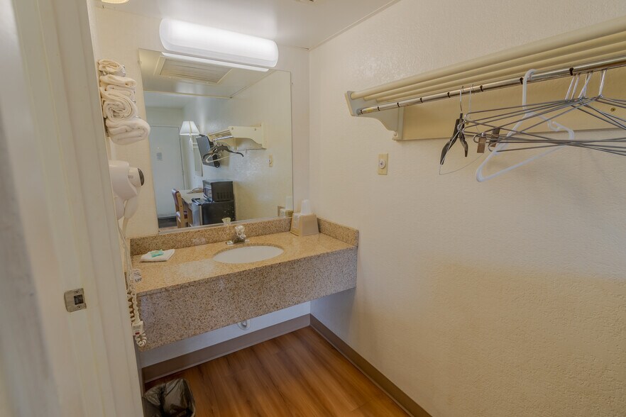 More Photos Of 1309 S Ohlman St, Mitchell Hotel For Sale