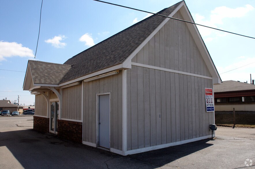 More Photos Of 832 S Main St, Lapeer Freestanding For Lease