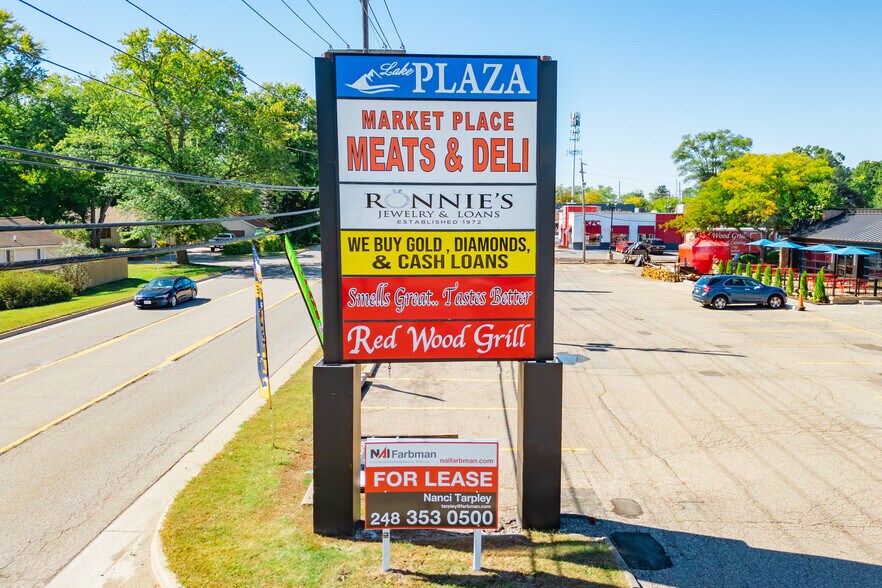 More Photos Of 1110-1126 N Pontiac Trail, Walled Lake Freestanding For Lease