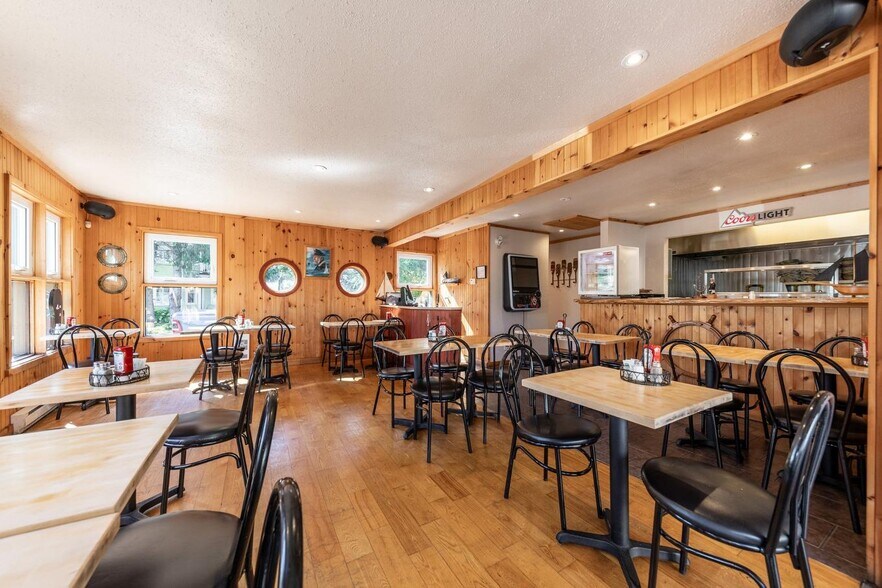 More Photos Of 880 Rue Richelieu, Beloeil Storefront For Sale