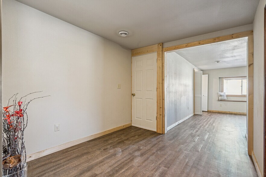 More Photos Of 106 1st Ave NW, Waukon Flex For Sale