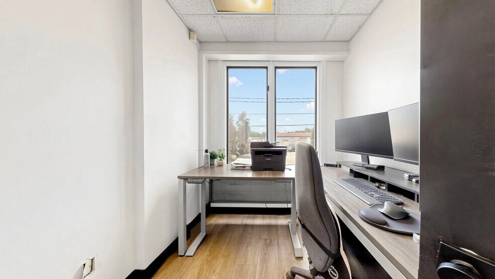 More Photos Of 124 Main St, Woodstock Manufacturing For Sale