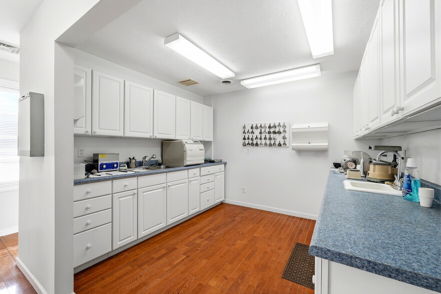 More Photos Of 4910 Maccorkle Ave SW, Charleston Medical For Sale