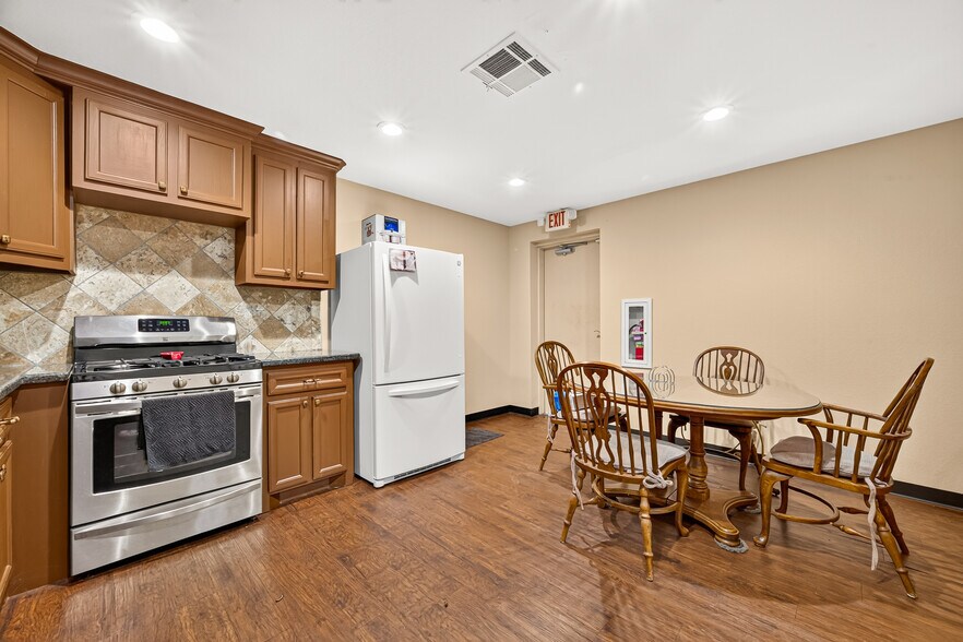 More Photos Of 214 N Loop 336 E, Conroe Office For Sale
