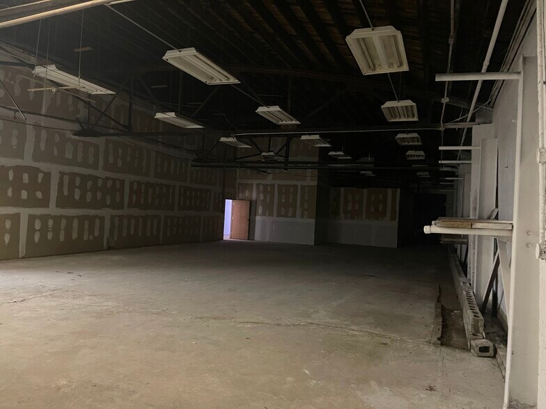 More Photos Of 537 Lincoln Hwy, East McKeesport Storefront For Sale