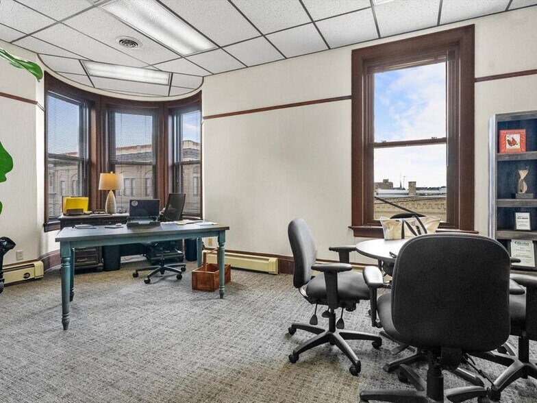 More Photos Of 921-931 8th St, Manitowoc Office For Sale