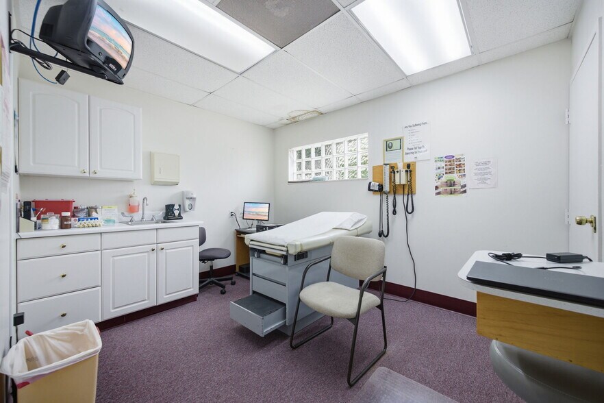 More Photos Of 1811 Bayshore Gardens Pky, Bradenton Medical For Sale