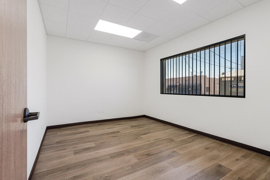 More Photos Of 13755-13761 Saticoy St, Panorama City Warehouse For Lease