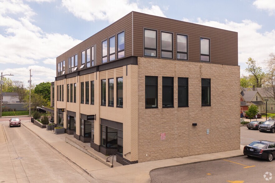 More Photos Of 1059 Wealthy St SE, Grand Rapids Apartments For Lease